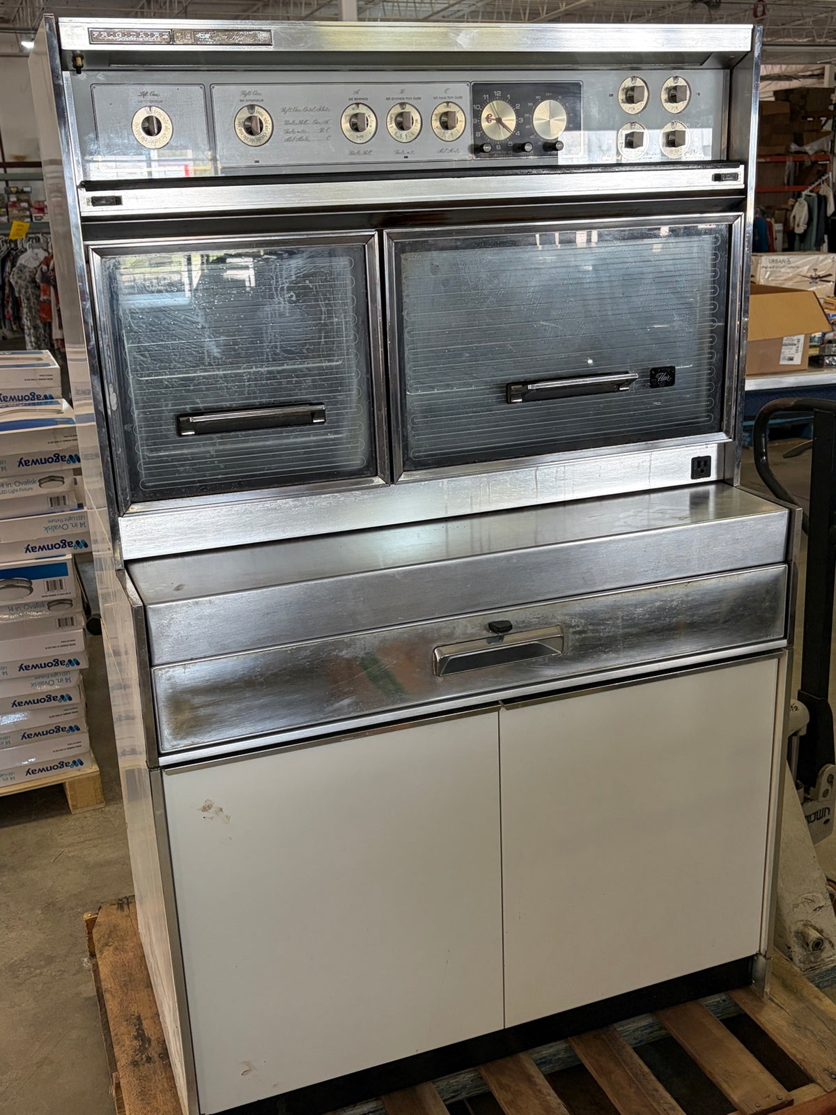 Vintage 1960s Frigidaire Flair Double Oven Range — "Bewitched" Stove (Untested) — photo 3