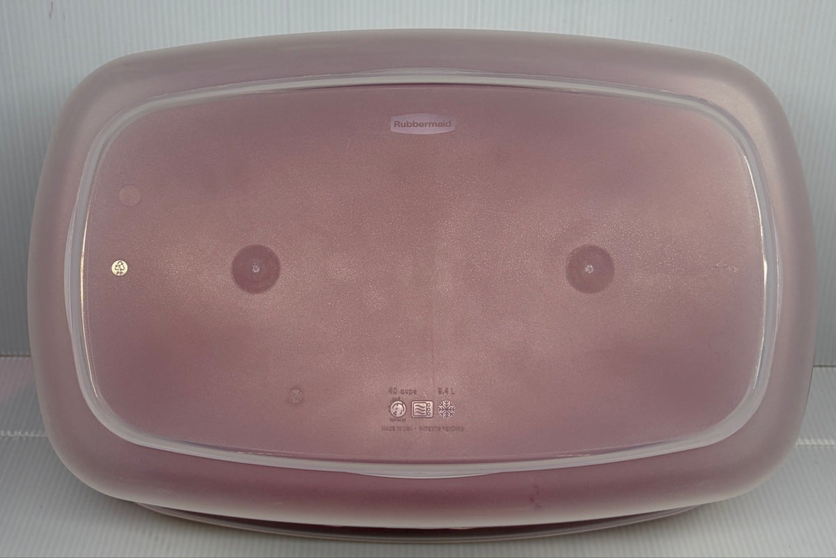 Bottom of Rubbermaid 2.5 gallon container base showing 40 cups 9.4 L markings and Rubbermaid logo